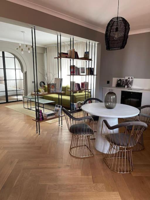 Stunning 1Bd Flat With 50M2 Terrace In The City Center Bukares Bagian luar foto