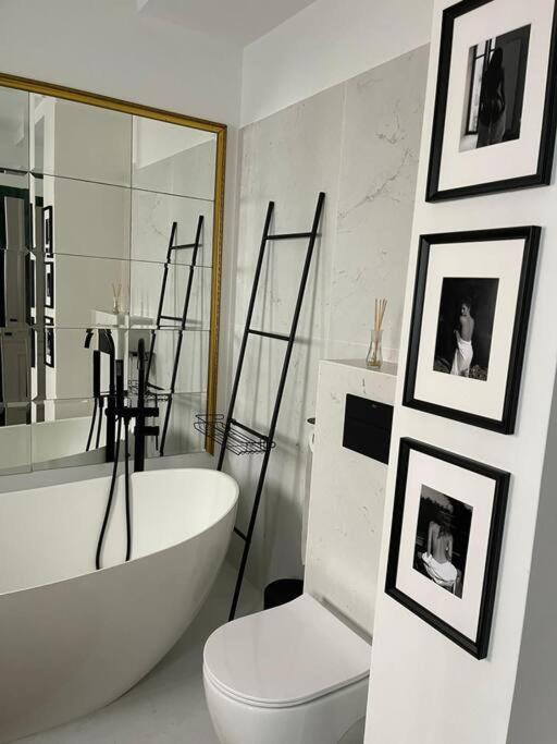 Stunning 1Bd Flat With 50M2 Terrace In The City Center Bukares Bagian luar foto